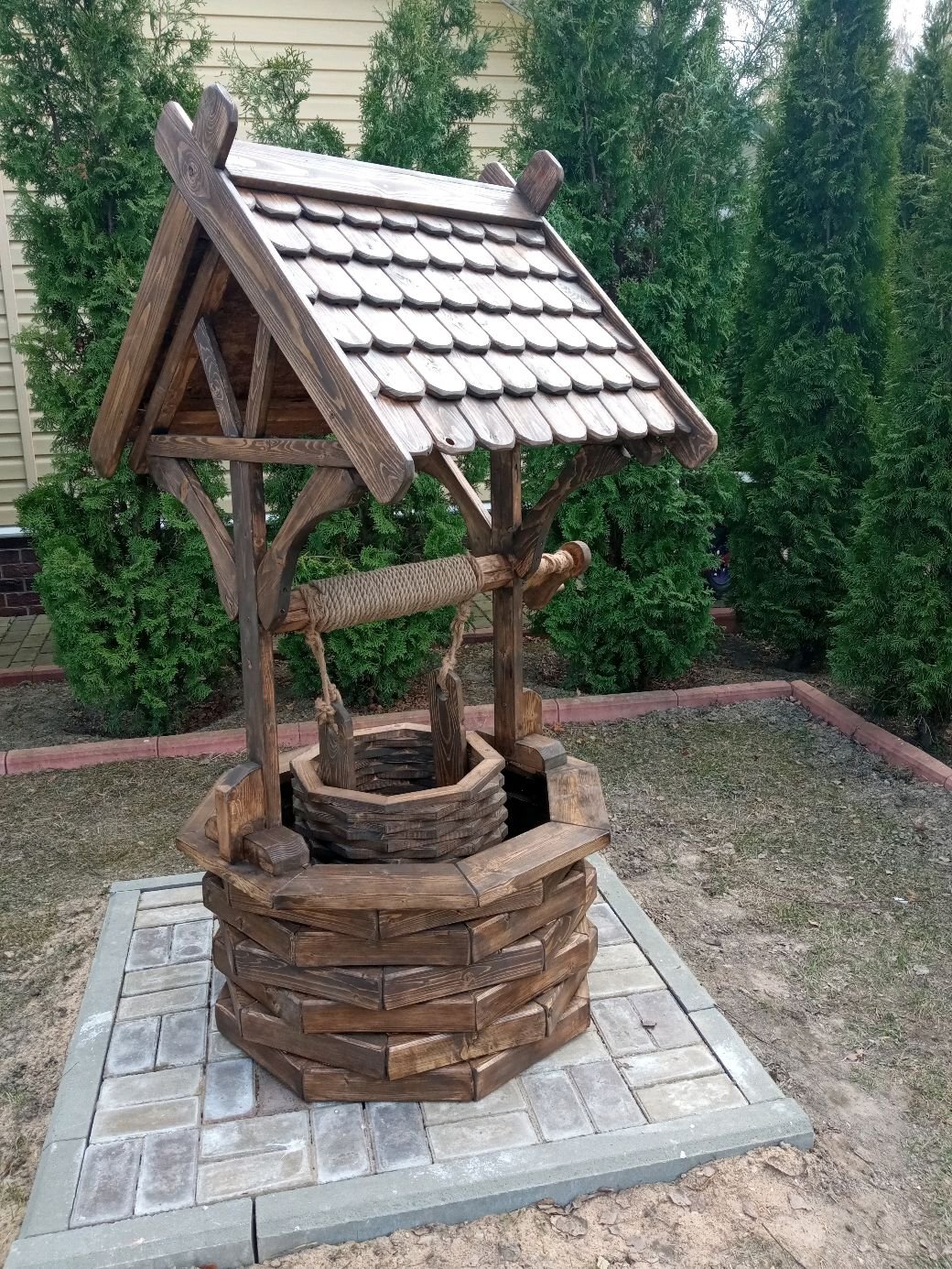 Декоративный колодец