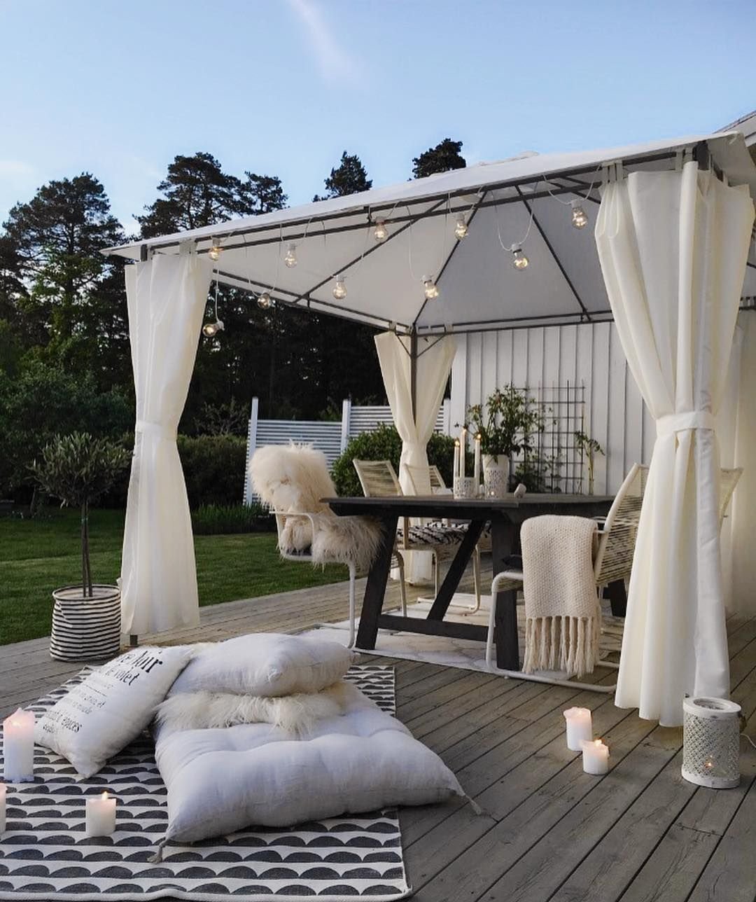 Пергола со шторами белая