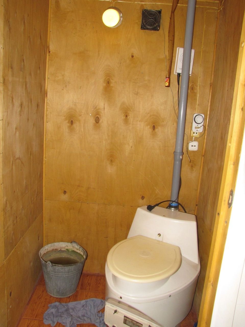 Дачный туалет домиком