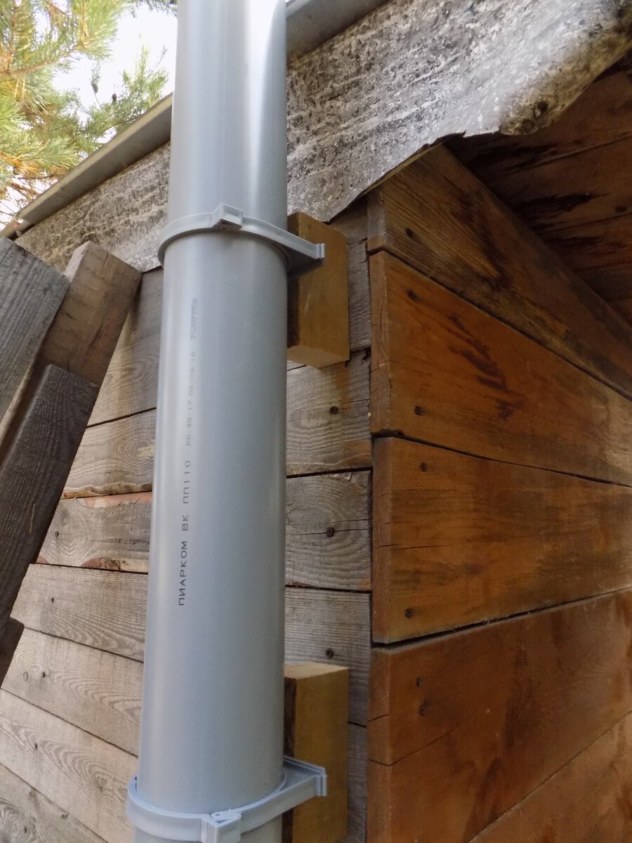 Труба в дачном туалете