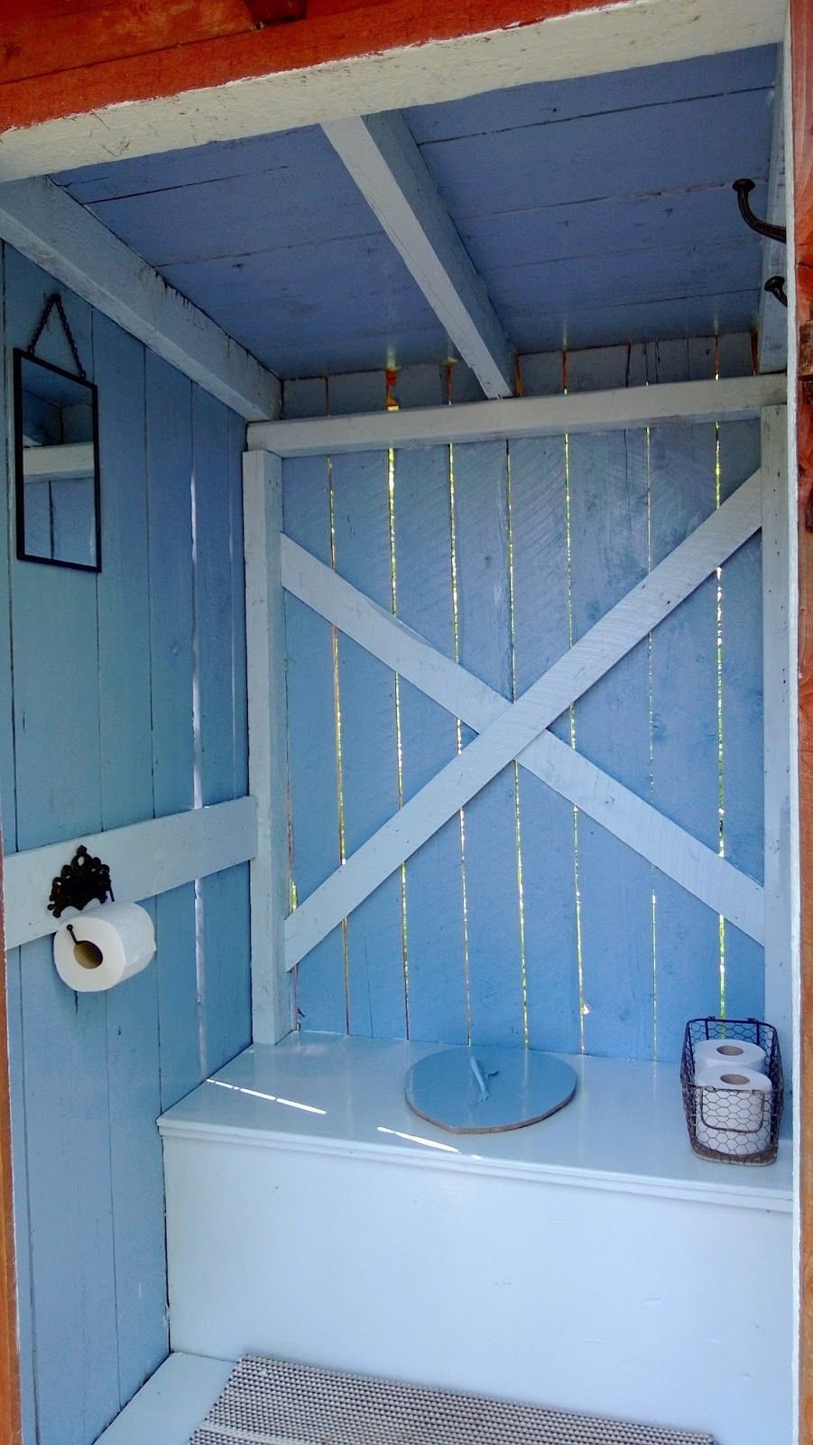 Дачный туалет внутри