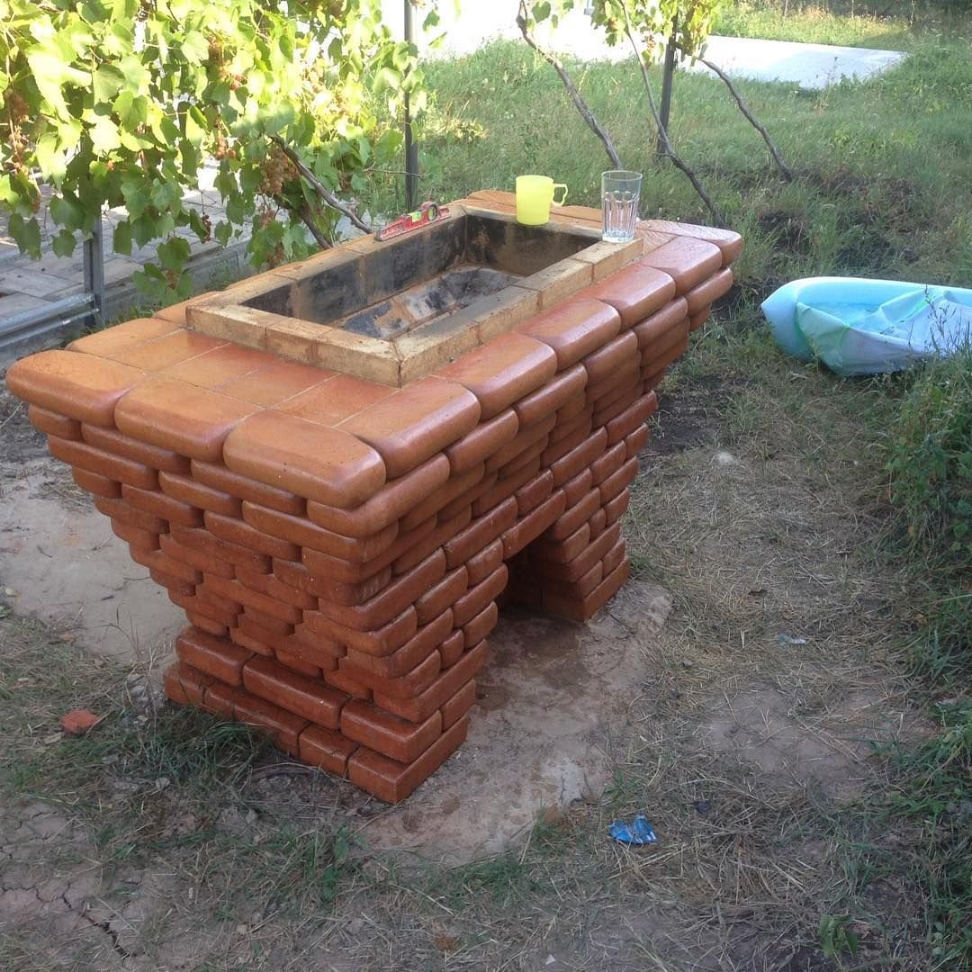 Небольшой мангал из кирпича на даче