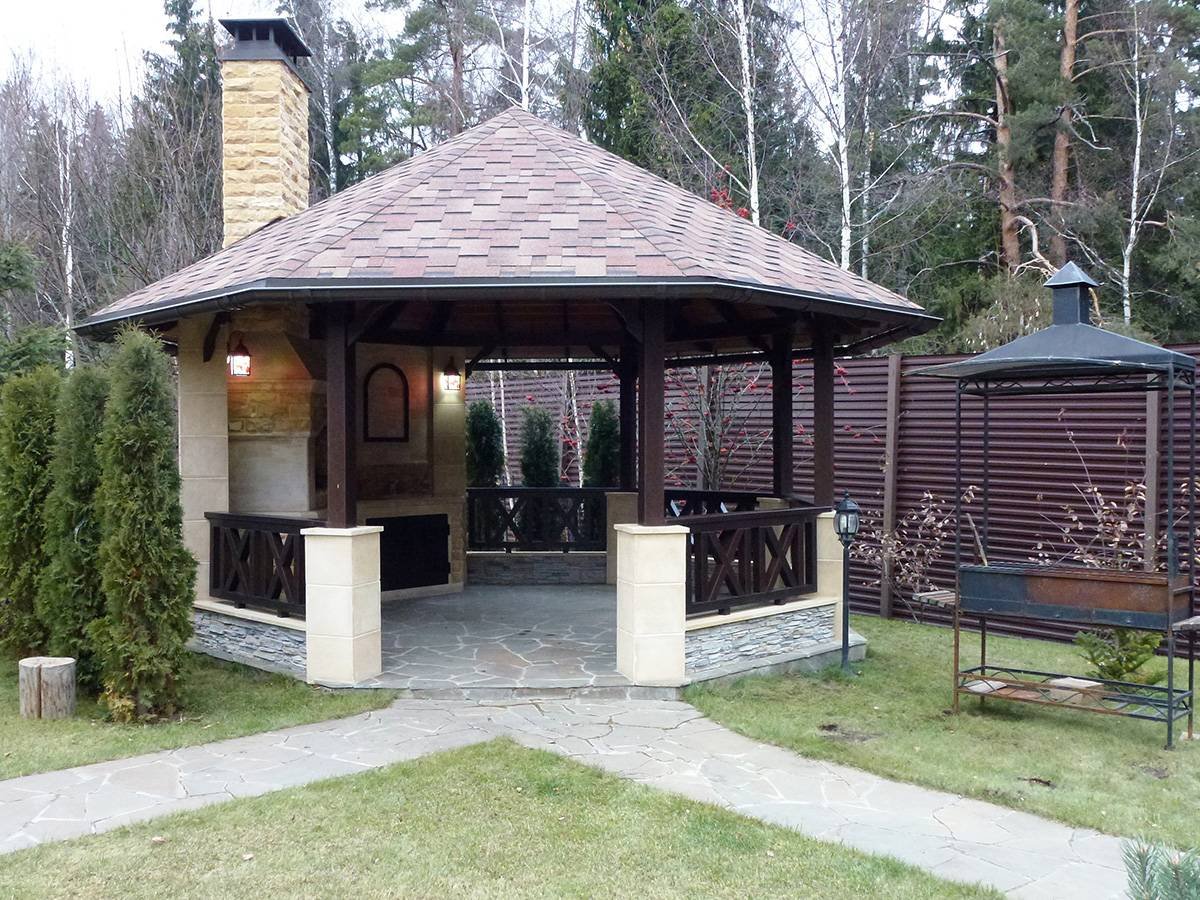 Беседка с четырехскатной крышей и мангалом