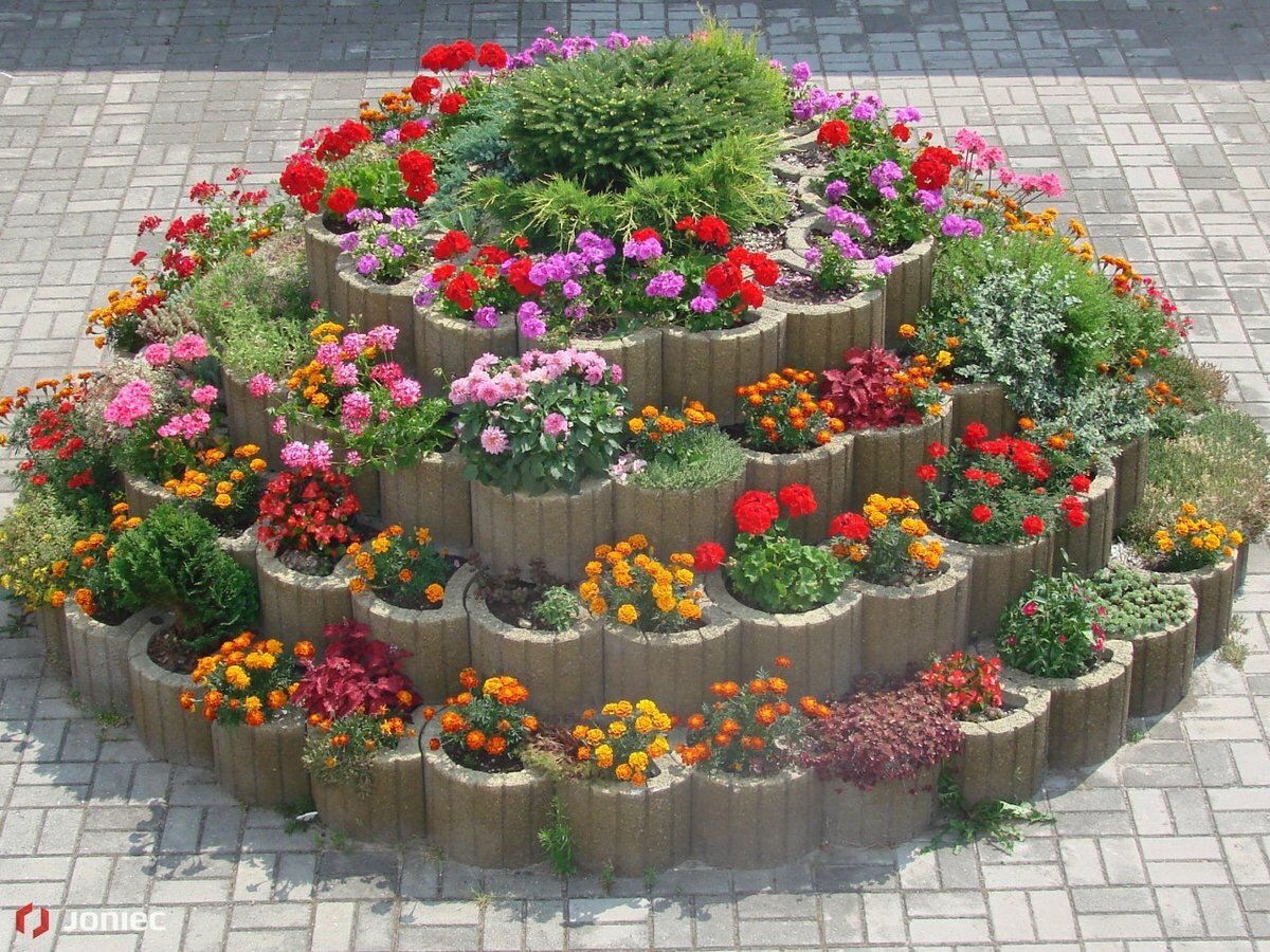 Многоярусная клумба с однолетниками