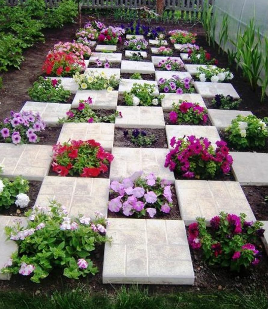 Клумбы в саду