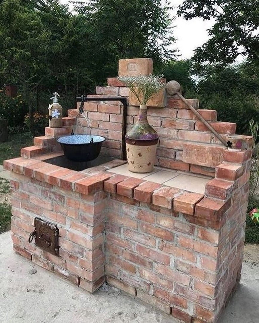Маленькая уличная печь из кирпича