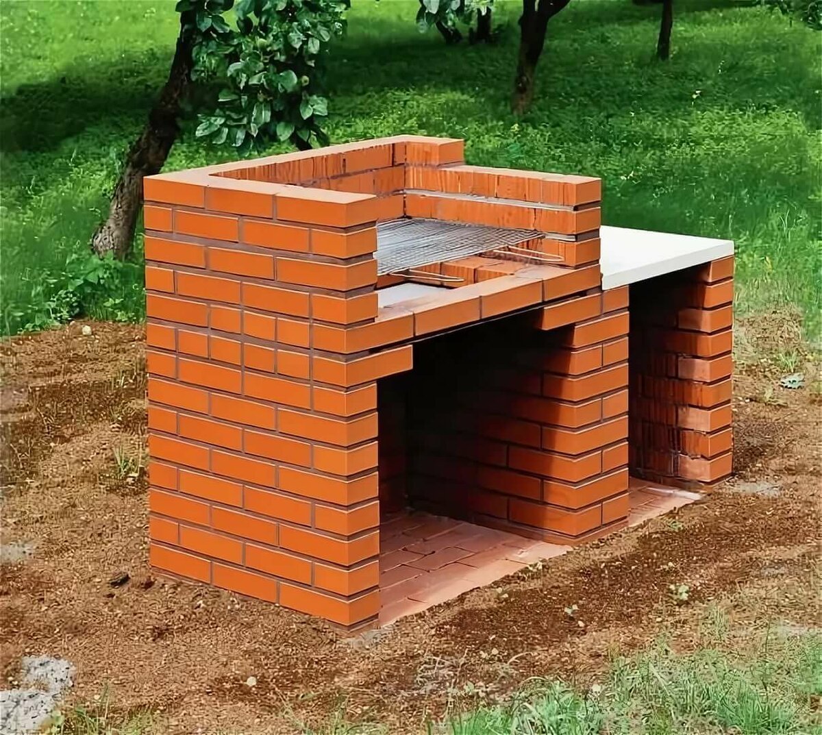 Небольшой кирпичный мангал