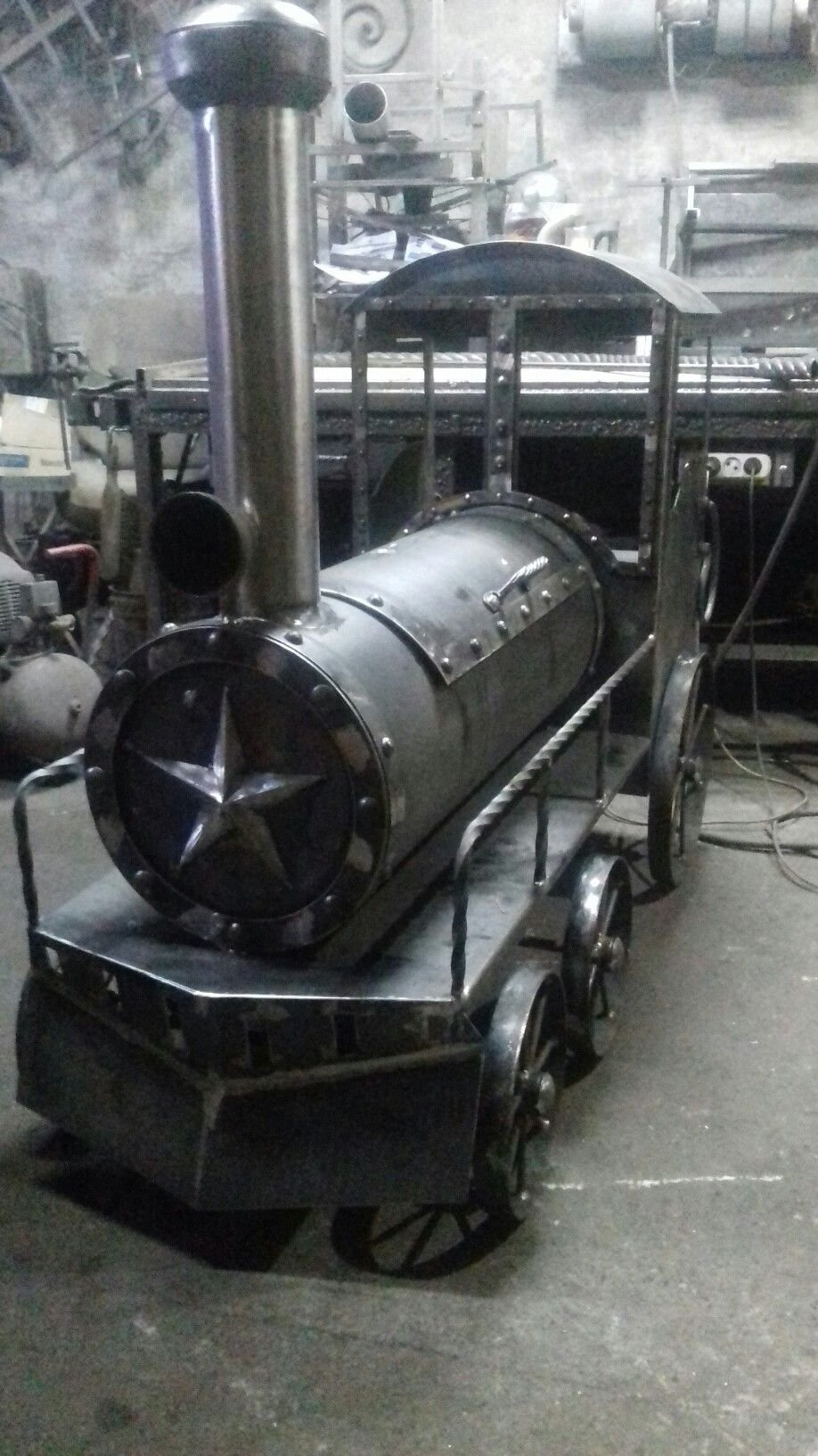 Коптильня паровоз из газового баллона