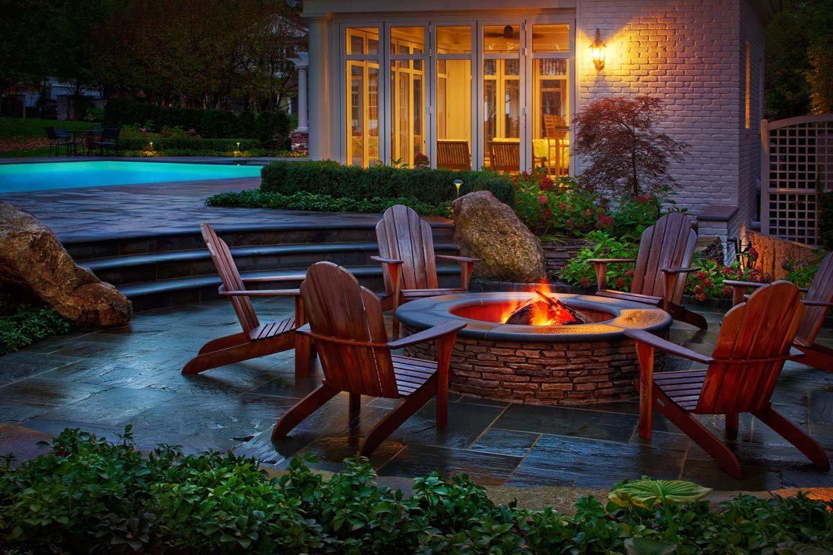 Зона патио с костром