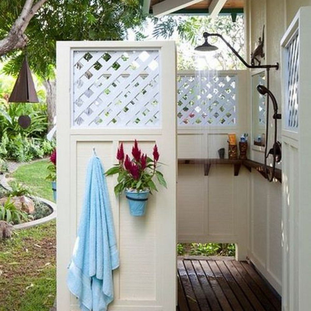 Красивый уличный душ для дачи