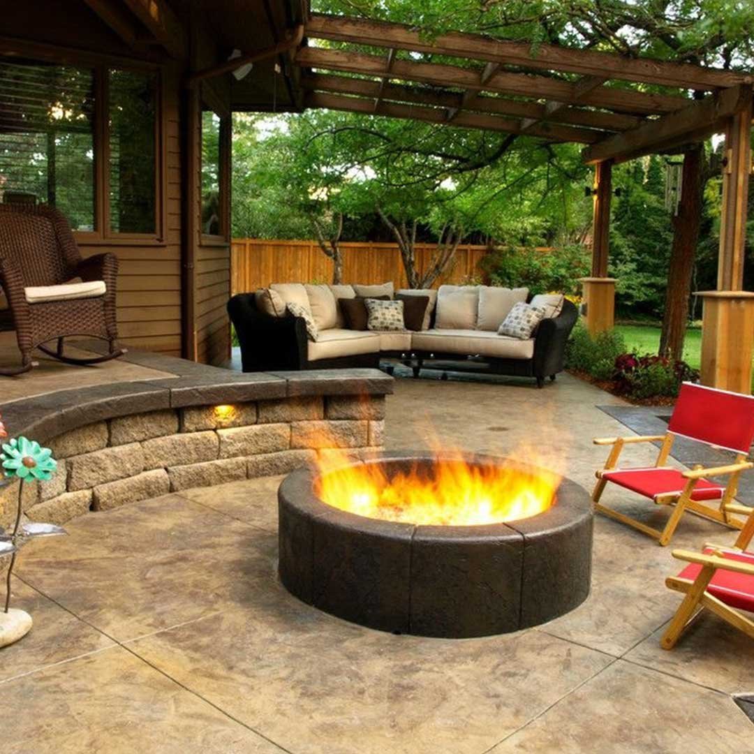 Зона барбекю с костровище.