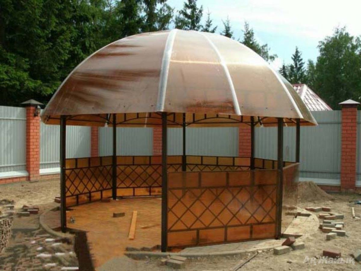 Вальмовая крыша из поликарбоната для беседки