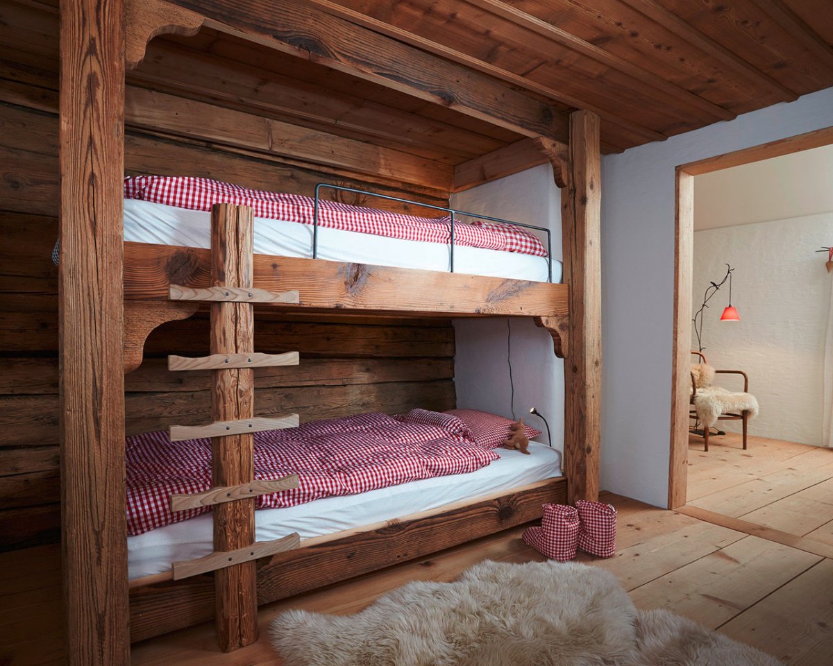 Двухъяруснаякроать из необработанного дерева