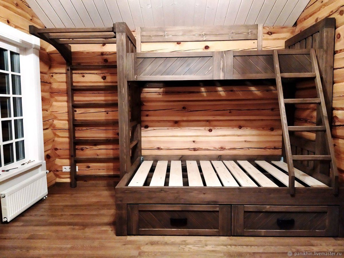 Кровать из дерева