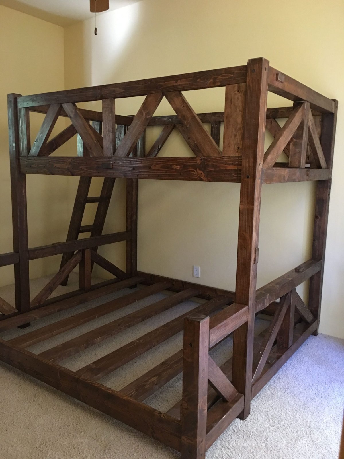 Двухъярусная кровать из досок