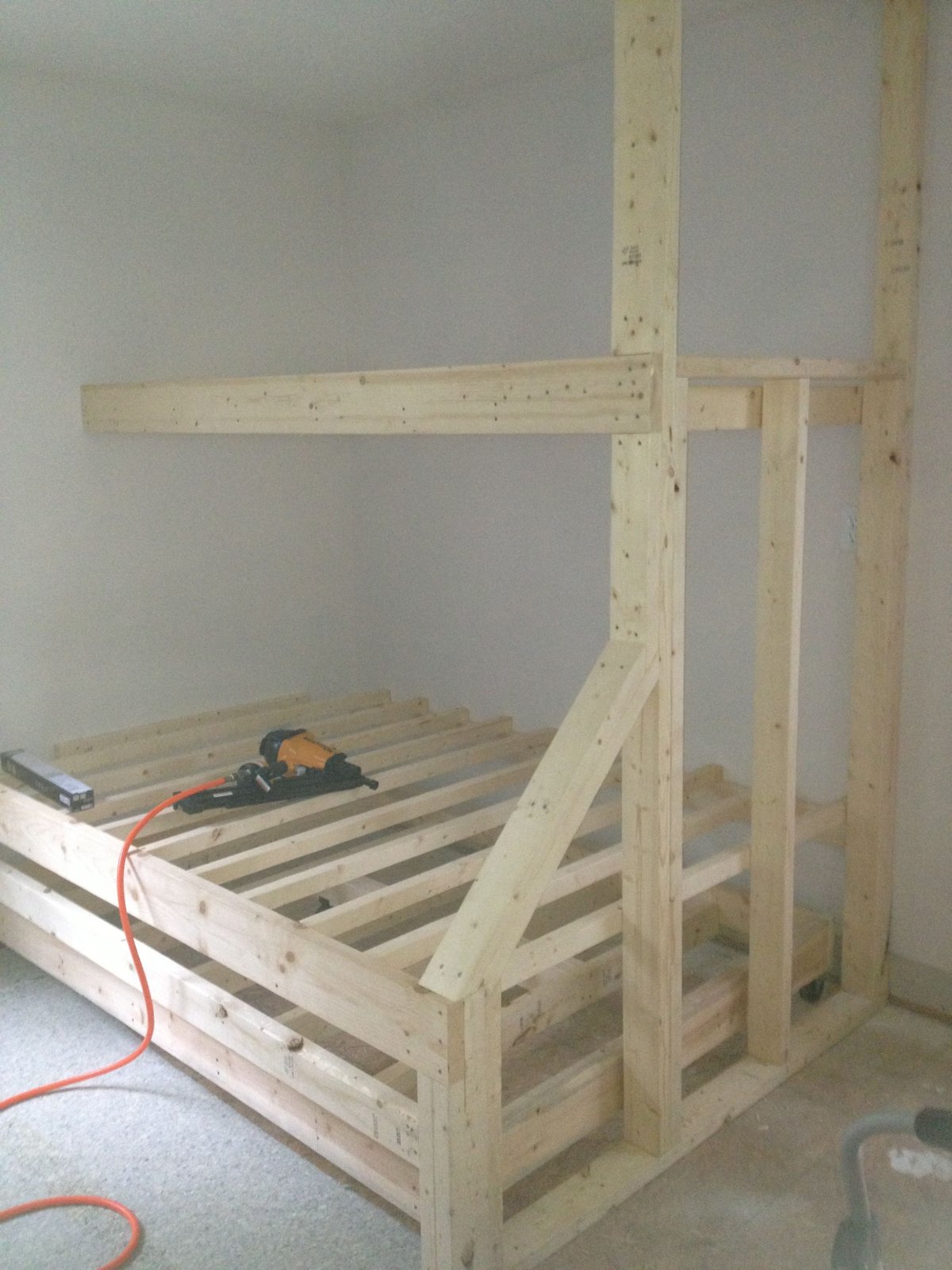 Самодельная двухъярусная кровать из дерева