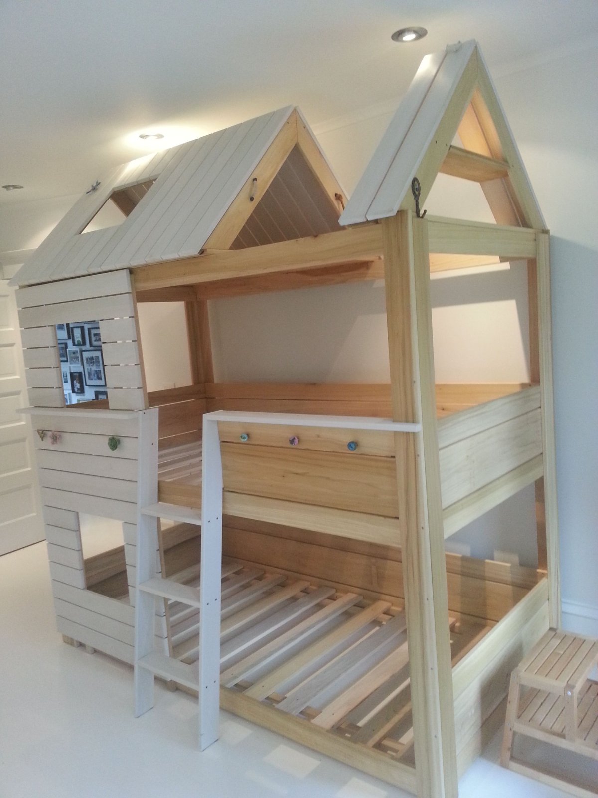 Двухэтажная кровать домик