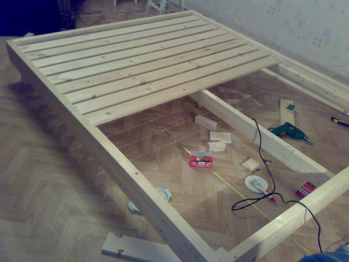 Каркас из досок для матраса