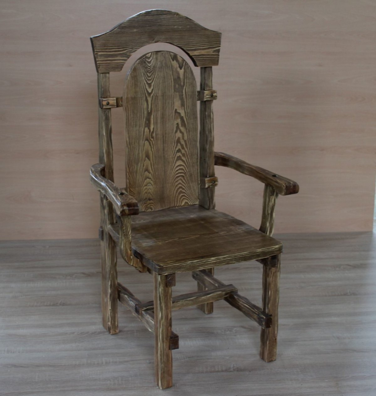 Кресло под старину из дерева
