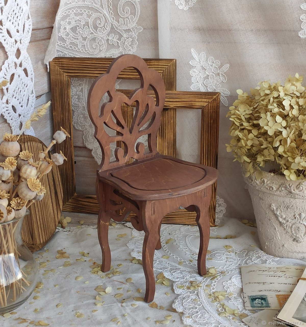 Табурет деревянный резной