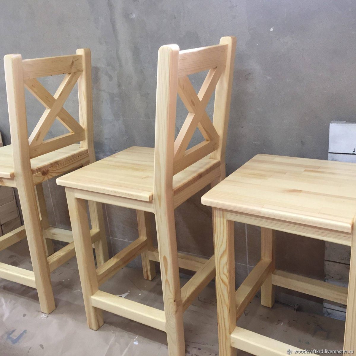 Полубарный стул из дерева