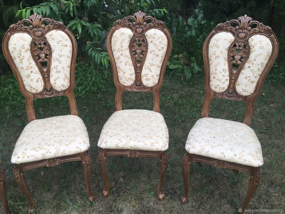 Стул с резной спинкой