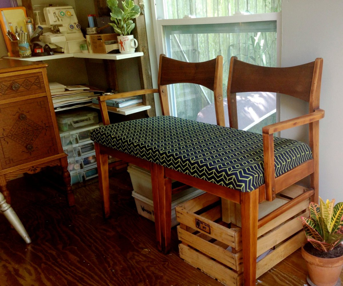 Скамейка из стульев для дачи