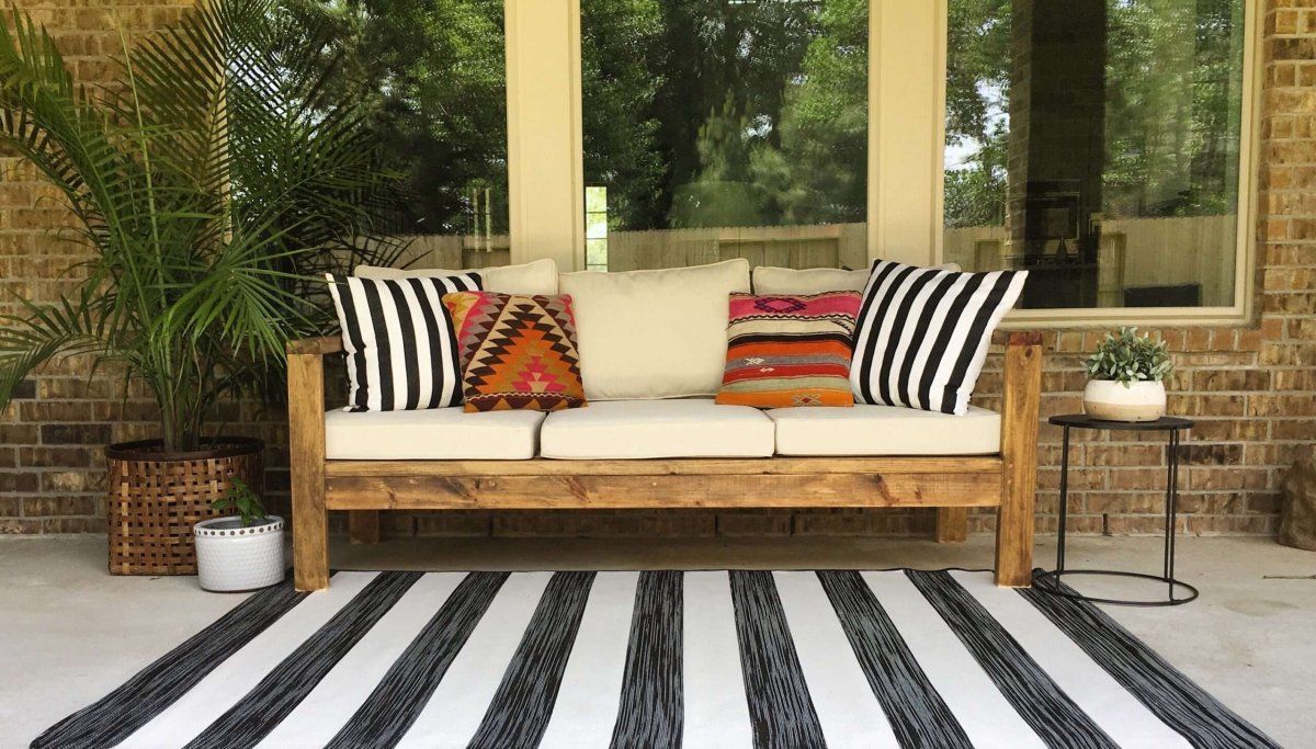 Деревянный диван с подушками для дачи