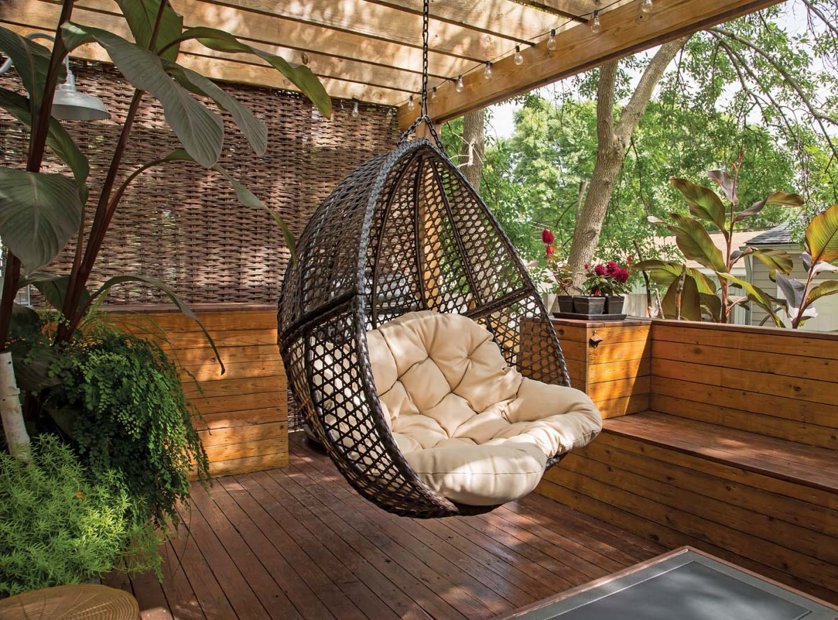 Кровать качели на улице в частном доме