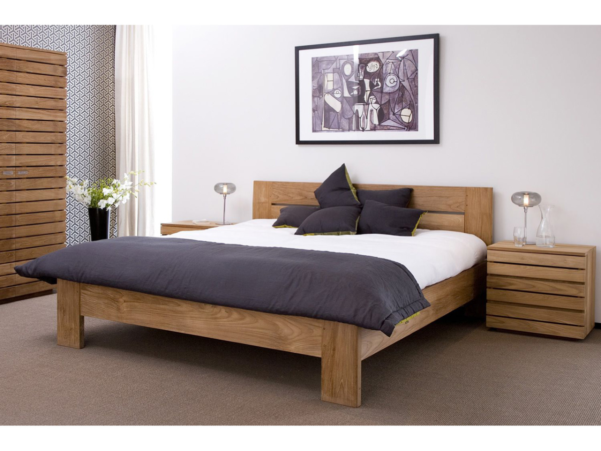 Кровать из массива дерева