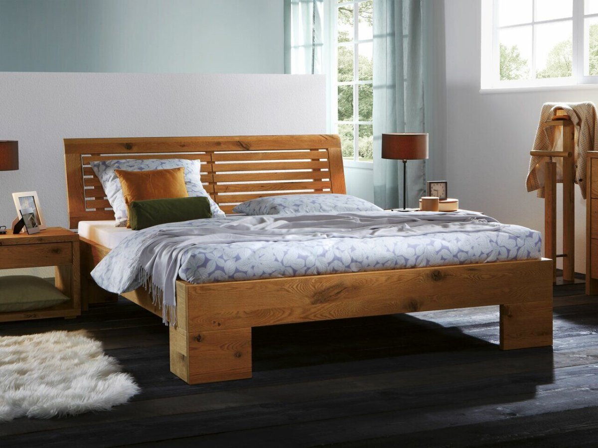 Кровать деревянная