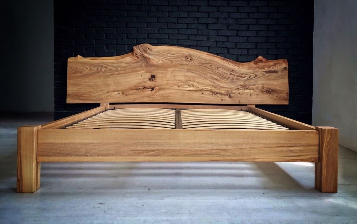 Кровать из массива карагача