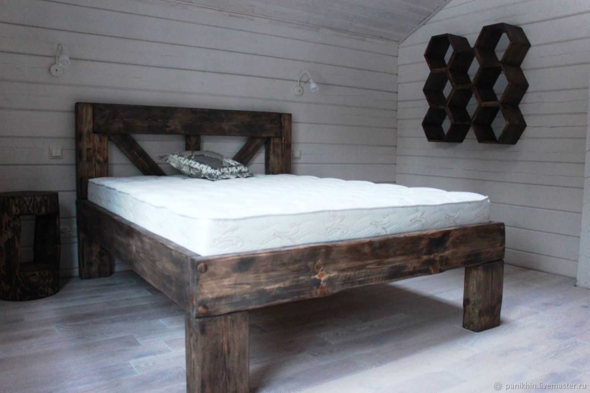 Кровать из грубого дерева