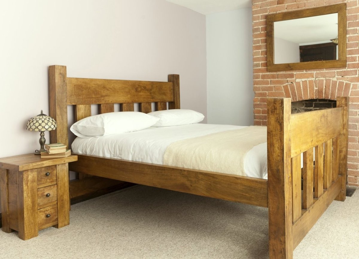 Кровать деревянная в стиле Кантри