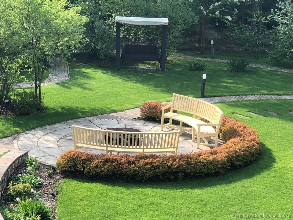 Полукруглая скамейка для сада