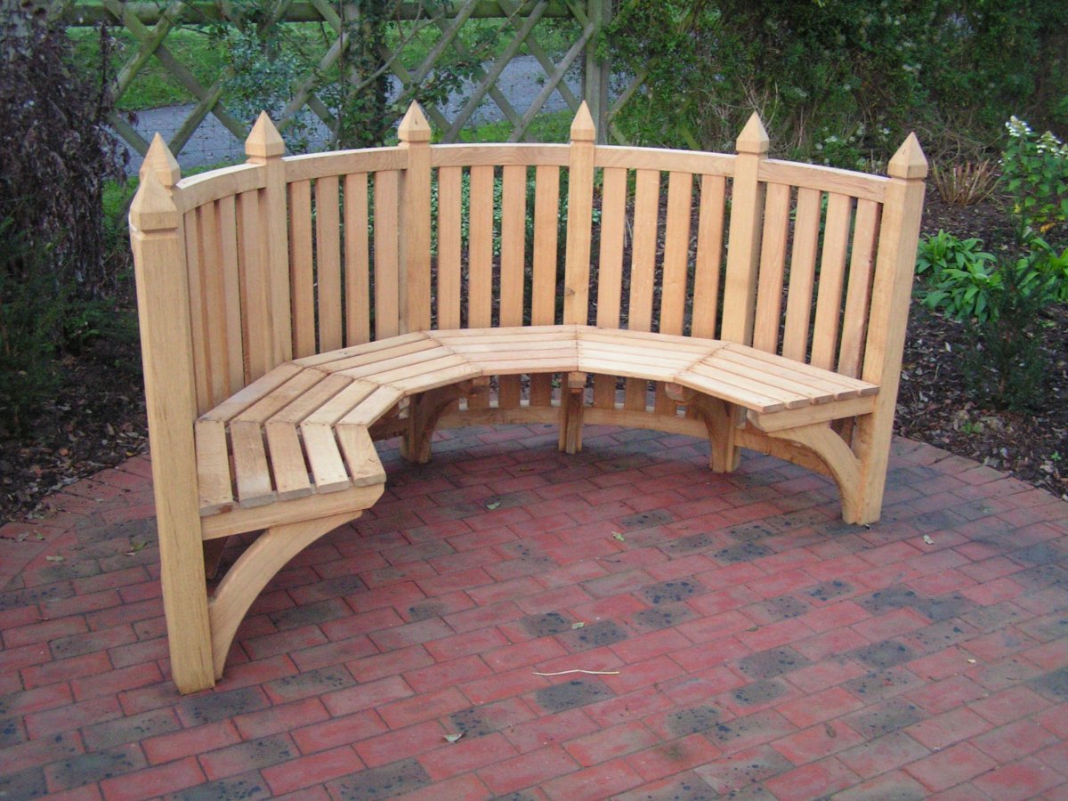 Полукруглые лавочки для сада