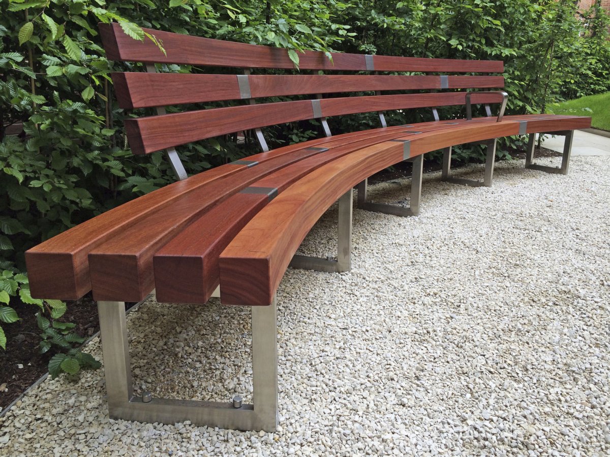 Полукруглая скамейка для сада