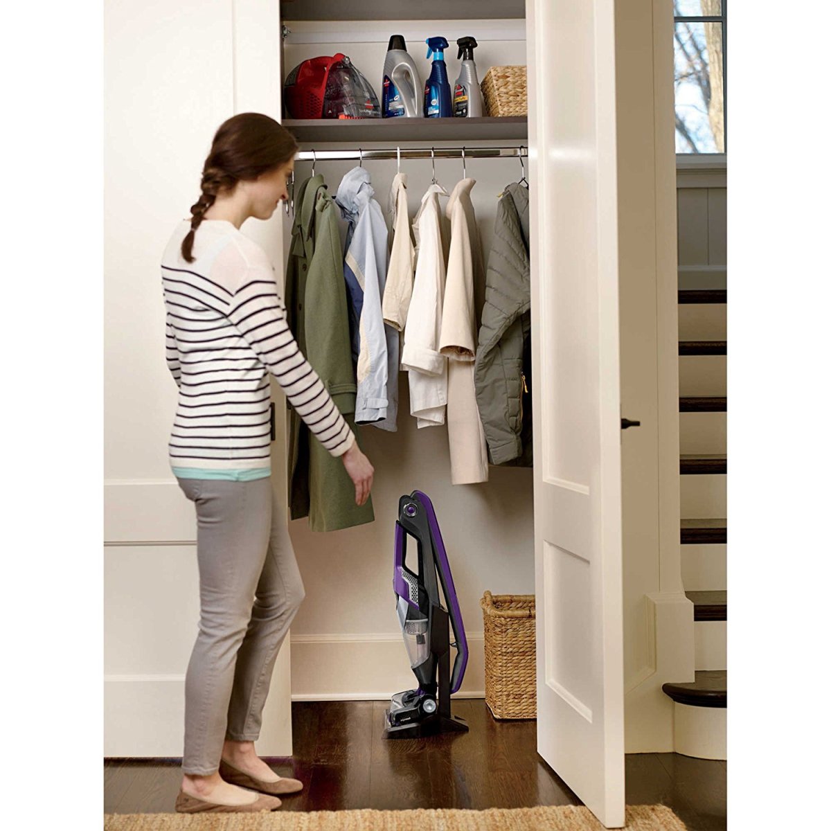 Место в шкафу для гладильной доски и пылесоса