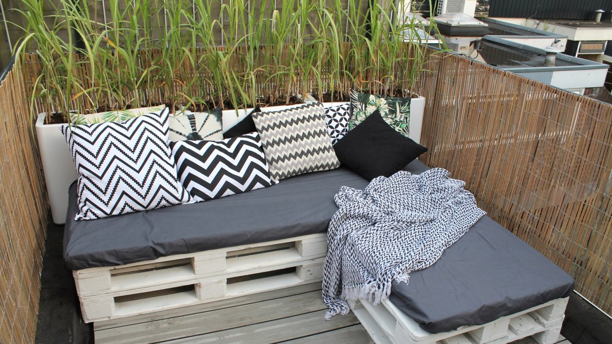 Диванчик из паллетов