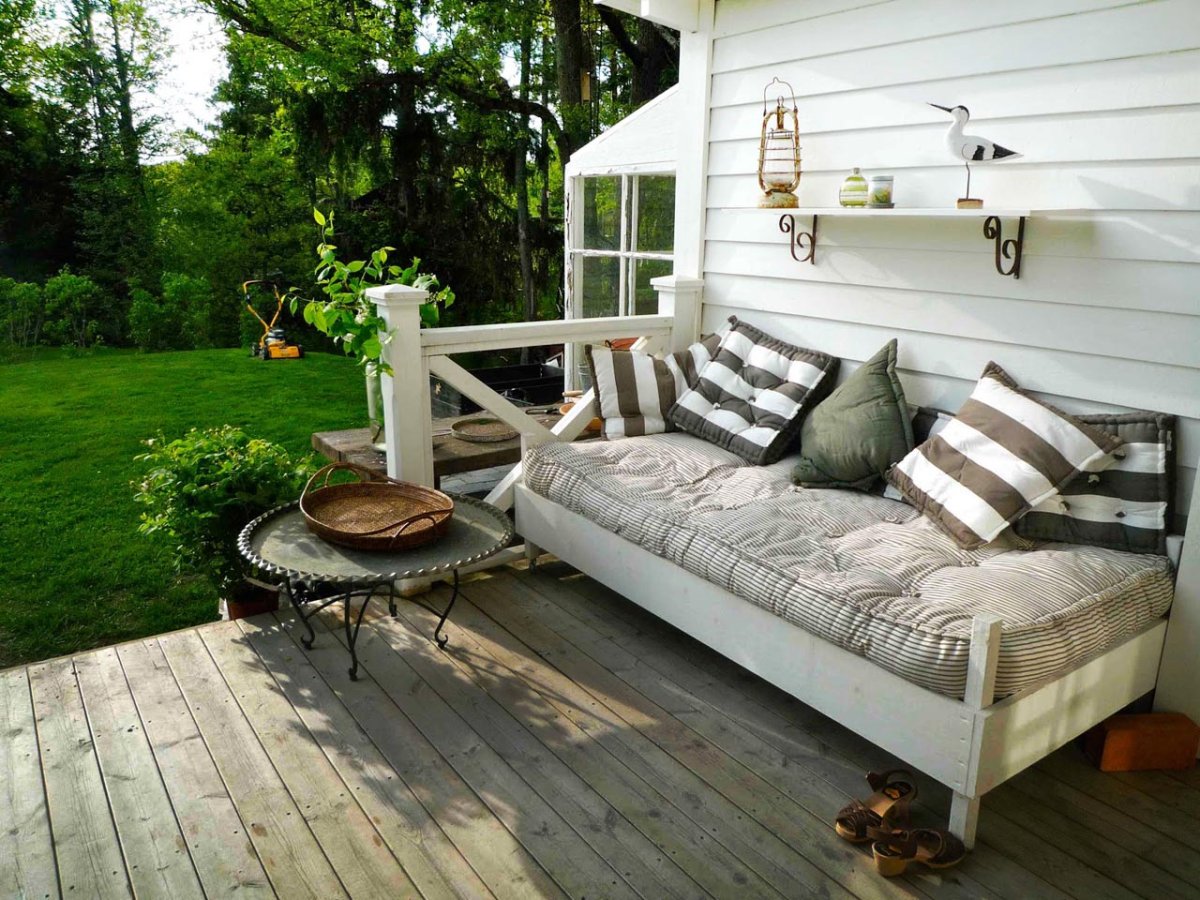 Диван на веранду