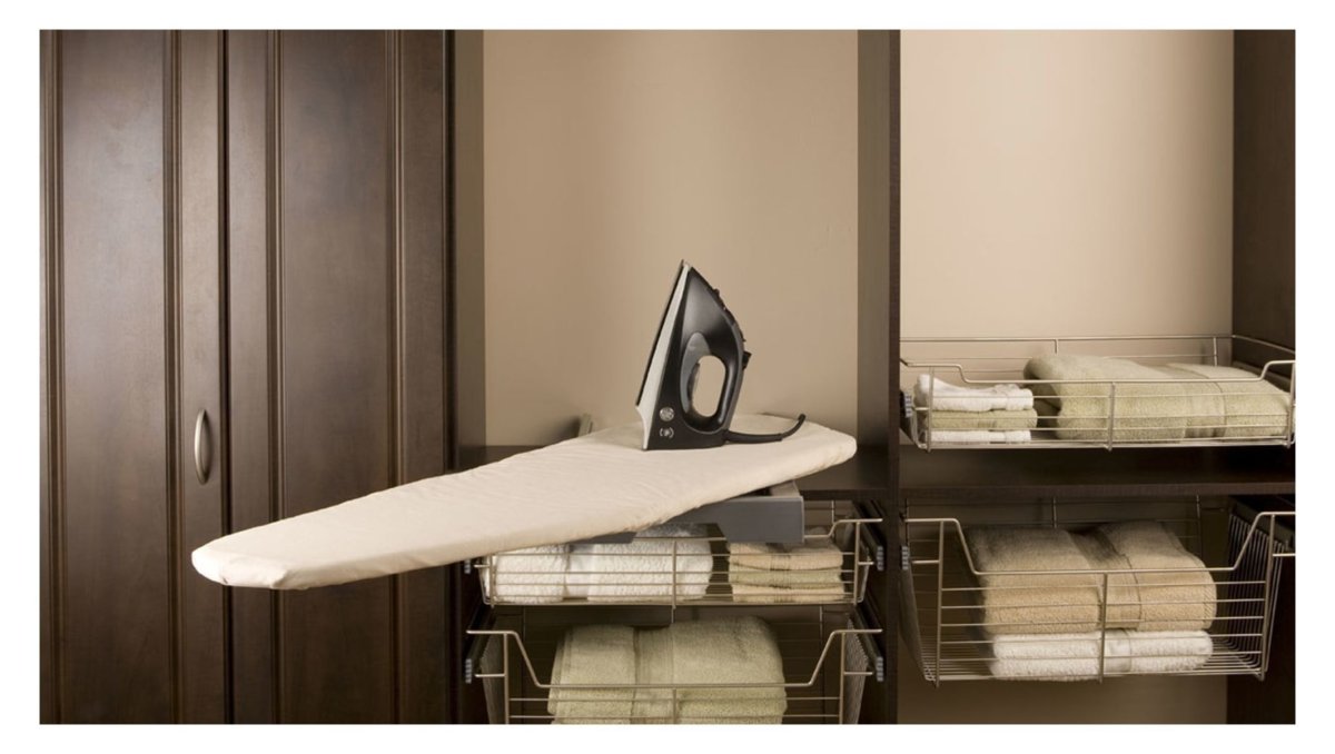 Гладильная доска в шкафу