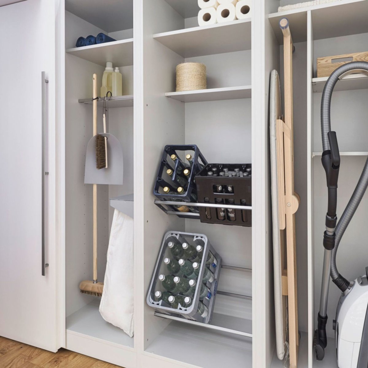 Шкаф хозяйственный в прихожей