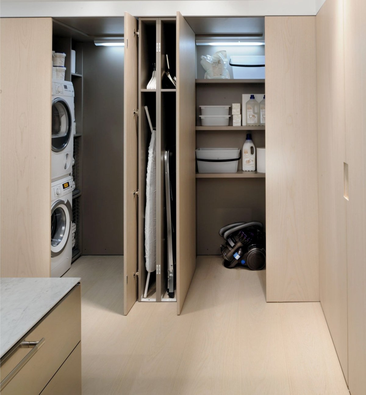 Место для гладильной доски в гардеробной