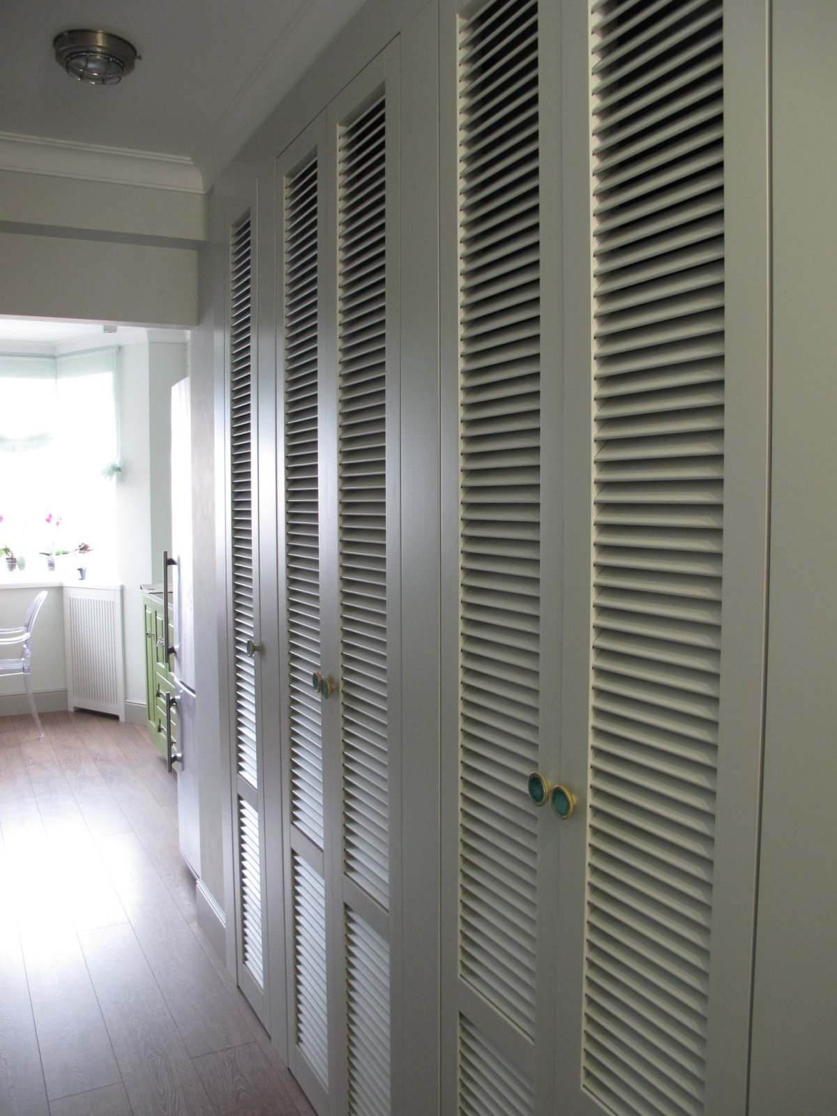 Жалюзийные двери в интерьере