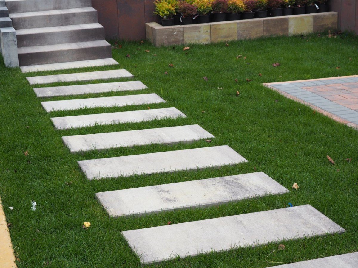 Пошаговая дорожка из плит