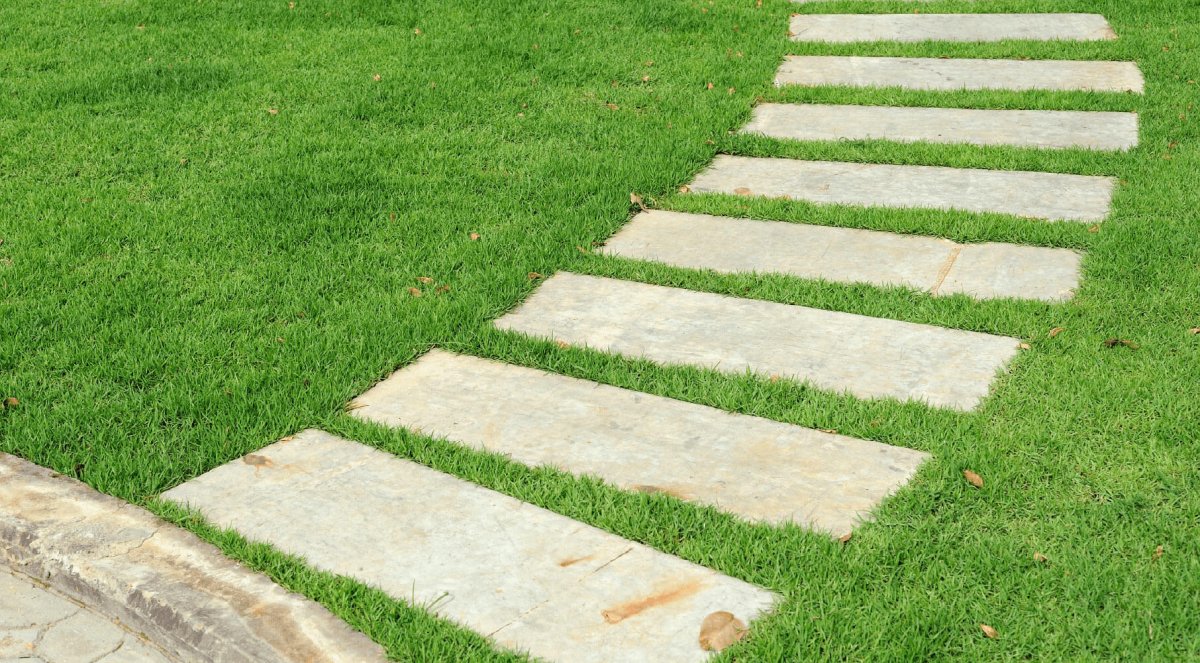 Пошаговая дорожка из плит