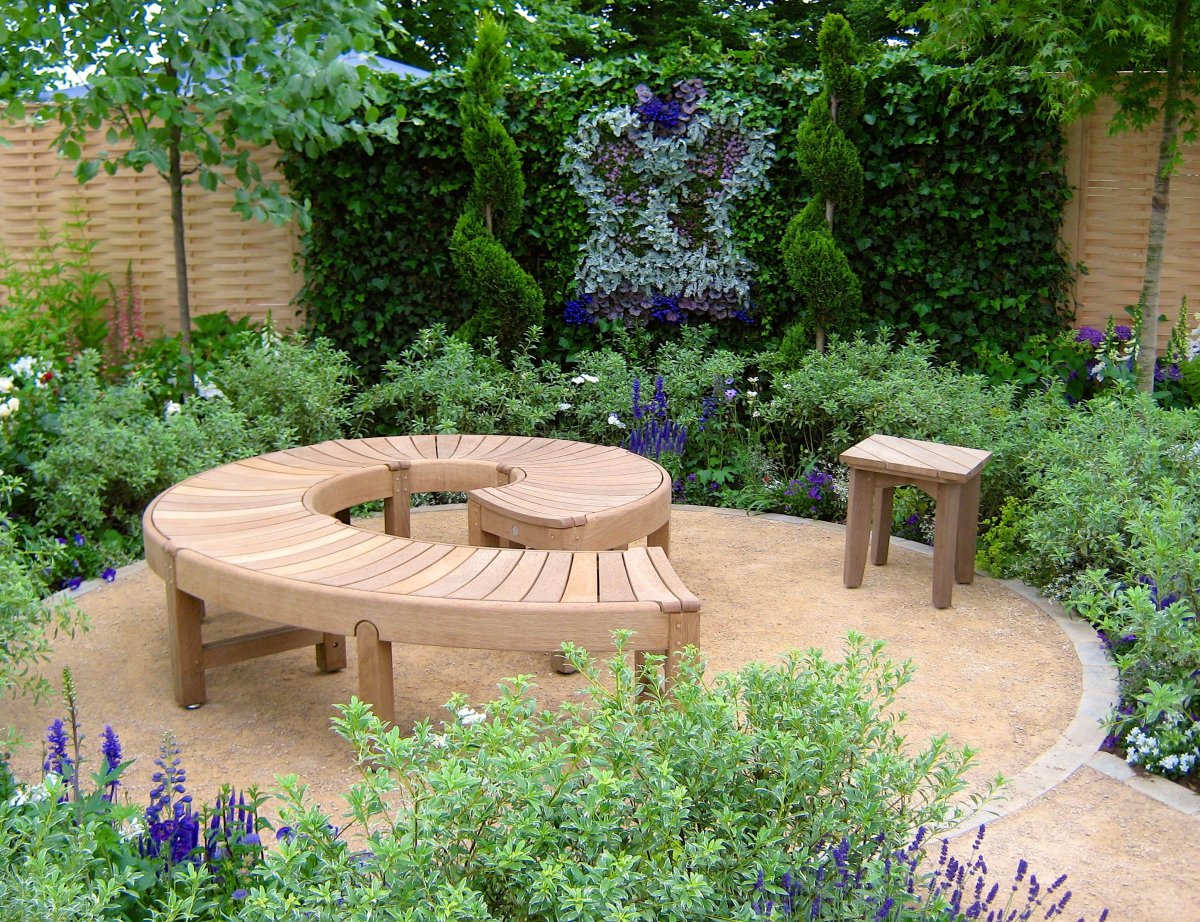 Клумба полукруглая с лавочкой