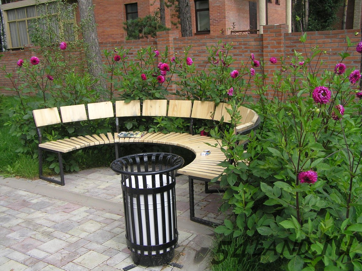 Полукруглая скамейка с клумбой