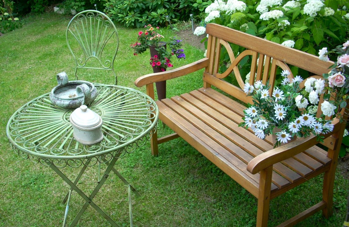 Столик в саду