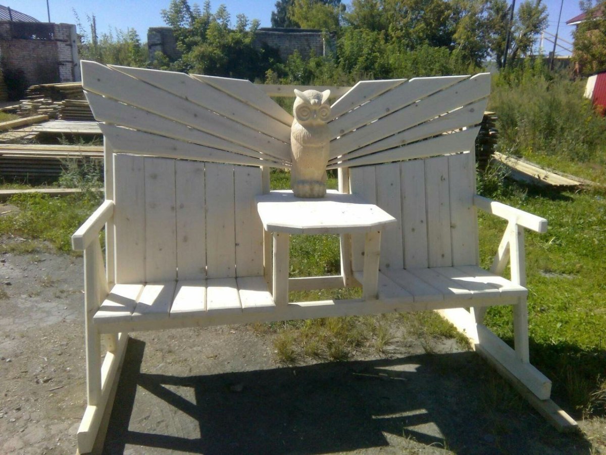 Дачная скамейка со столиком посередине